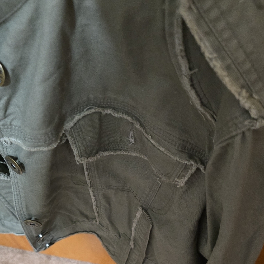 Miss Lili Green Utility Jacket with Cropped Length and Collared Neckline - Picture 7 of 10